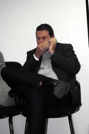 “Alô Faraco, fala pro meu prefeito querido que não vai dar pra gente sacanear os servidores – Vamos acabar apanhando aqui - Xiiii. O chato do Divinews me fotografou falando com vcs!" eduardo print junior no telefone